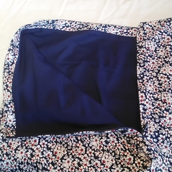 2/25 Banana Republic Pencil Skirt Navy White and Red Floral pattern EUC Sz 10 - Picture 9 of 9